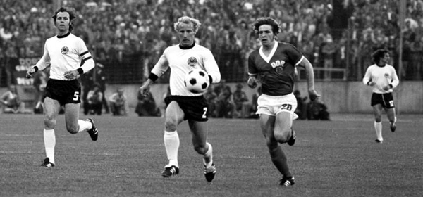 Ein historisches Duell: Die DDR traf am 22. Juni 1974 im Hamburger Volksparkstadion auf die BRD und gewann 1:0 (0:0). Foto: Rainer Mittelstädt, Deutsches Bundesarchiv